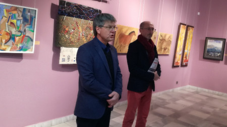 36 кюстендилски художници показват 64 свои творби в Коледната изложба в една от залите на градската художествена галерия 