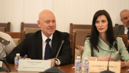 El ministro de Defensa, Todor Tagarev, y la ministra de Exterior, María Gabriel
