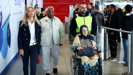 С полет от Берлин на Терминал 2 на Летище София пристигат първите евакуирани български граждани от Судан. На снимката: директорът на ситуационния център в МВнР Таня Димитрова (вляво), Абдел Хасона и Николета Елбалула, 26 април 2023 г.