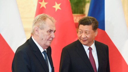 Чешкият президент Милош Земан (вляво) и президентът на Китай Си Дзинпин