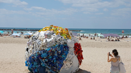 Артистична инсталация на един от плажовете в Израел, създадена от събрани по брега отпадъци