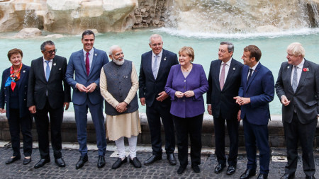 Домакинът на форума Борис Джонсън (най-вдясно) заедно със световни лидери и с шефовете на СЗО и МВФ.
