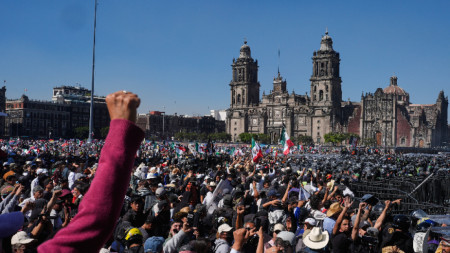 Участници в съботната демонстрация в столицата на Мексико, 15 ноември 2025 г. 