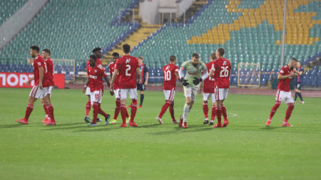 Футболистите на ЦСКА София си спестиха пътуването до Пазарджик.