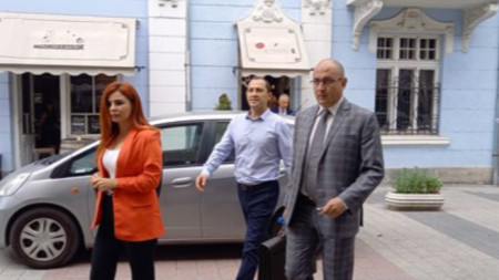 Ральо Ралев с адвокатите си Сузана Алекова и Христо Ботев