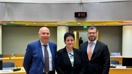 Вицепремиерът и финансов министър Людмила Петкова (в центъра) участва в заседанието на ЕКОФИН в Брюксел.