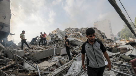 Палестинци оглеждат развалините на своите разрушени домове близо до кулата Ал-Ватан в Газа, 8 октомври 2023 г., след израелски въздушни удари.