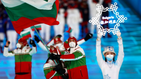 Мария Здравкова и Радослав Янков развяват българския флаг на откриването на Олимпиадата в Пекин