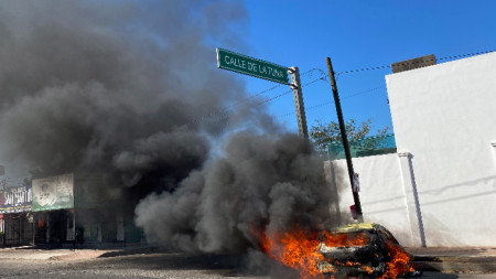 Кола е запалена по време на сблъсъците между федералните сили и въоръжени групировки в град Кулиакан, щата Синалоа, Мексико, 5 януари 2023 г.