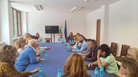 На свикано от кмета Костадин Коев заседание на комисията за детето към местната администрация са изслушани представители на всички компетентни и заинтересовани институции по казуса. 