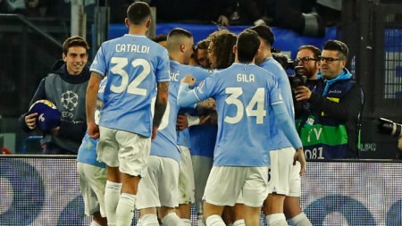 Футболистите на Лацио ликуват, след като Чиро Имобиле отбеляза гол от дузпа във вратата на Байерн в Шампионска лига