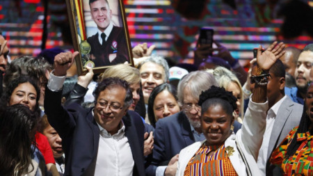 Избраният за президент Густаво Петро (62 г.) и за вицепрезидент Франсия Маркес (40 г.), която е бивша камериерка, в Богота след балотажа, 19 юни 2022 г.