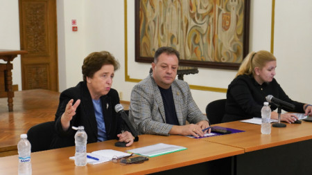 Заместник-министърът на регионалното развитие и благоустройството Дора Янкова (вдясно) и кметът на Велико Търново Даниел Панов (вдясно) по време на срещата