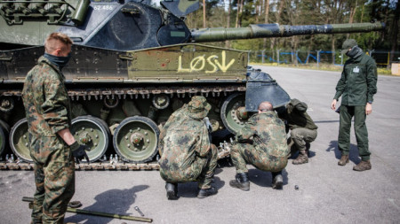 Обучение на украински войници върху танк под погледа на германски и датски инструктори в Клиц, Германия, преди посещението там на министрите на отбраната на Германия и Дания, 5 май 2023 г.