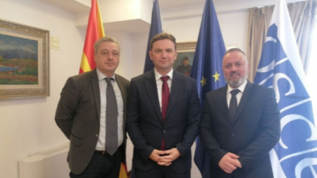 Cei doi bulgari macedoneni și ministrul macedonean al afacerilor externe Bujar Osmani