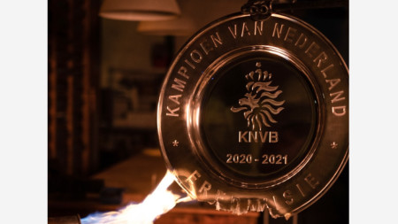 Нидерландският шампион Аякс ще разтопи трофея от Ередивизи и ще