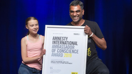 Грета Тунберг позира с наградата, която ѝ бе връчена от генералния секретар на „Амнести интернешънъл“ Куми Найдо на церемония във Вашингтон.