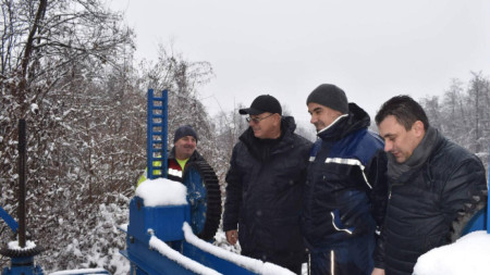 Министърът на околната среда и водите Емил Димитров приръства на началото на контролирането изпускане на вода от язовир 