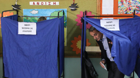Действащият министър-председател на Гърция Кириакос Мицотакис гласува на парламентарните избори в Атина - 21 май 2021