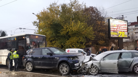 15 годишен е водачът на автомобила предизвикал верижни катастрофи в София