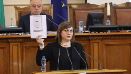 Вицепремиерът Корнелия Нинова по време на блицконтрола в парламента