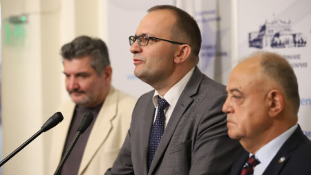 Депутатите от ДБ Атанас Атанасов, Мартин Димитров и Георги Ганев, дадоха брифинг по повод измененията в ЗДДС, приети при актуализацията на бюджет 2022.
