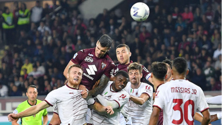 Футболистите на Милан (в бяло) допуснаха втора загуба за сезона.
