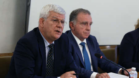 Министърът на земеделието Кирил Вътев (вляво) и зам.-министърът Александър Йоцев пред Комисията по земеделието, храните и горите  в НС -  22 ноември 2023 г. 