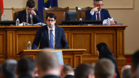 Вицепремиерът Атанас Пеканов говори от трибуната на Народното събрание, 4 ноември 2022 г.