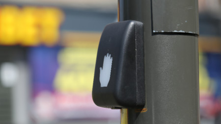 Първите 20 безконтактни бутона на пешеходните светофари в София вече