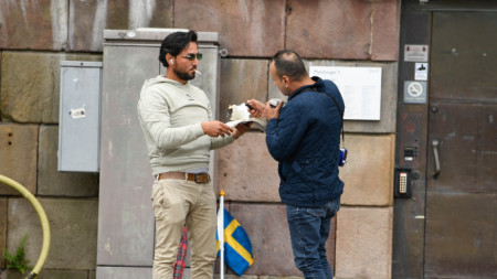 Мъж се готви да изгори копие от Корана по време на демонстрация в Стокхолм, Швеция, 31 юли 2023 г.