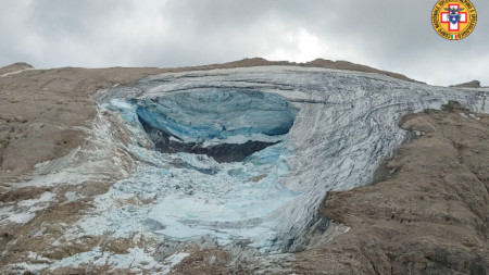 Кадър от видеоклип, предоставен от Италианската алпийска спасителна служба, показва срутването на леда на Мармолада, Тренто, Италия, 3 юли 2022 г.