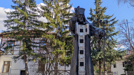 Памятник Софронию Врачанскому во Враце 