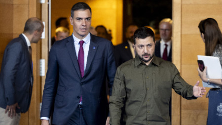 Президентът на Украйна Володомир Зеленски (вдясно) и премиерът на Испания Педро Санчес по време на срещата на Европейската политическа общност в Гранада - 5 октомври 2023