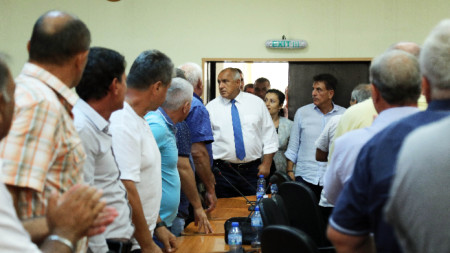 Премиерът Бойко Борисов отиде в Пазарджик да убеждава кметове и протестиращи в необходимостта от мерките срещу чумата по свинете.
