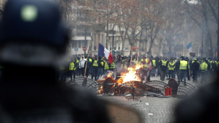Протестиращи „жълти жилетки“ в Париж направиха барикада и я подпалиха.