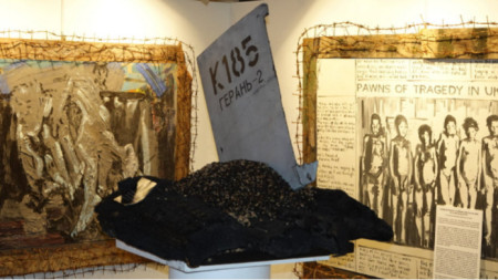Инсталляция со сгоревшим украинским зерном после ракетного обстрела Украины