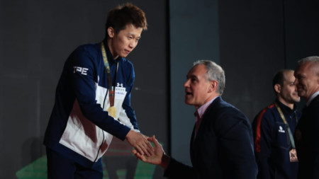Красимир Дунев връчва златния медал на Ли Чих-кай  (Тайван)