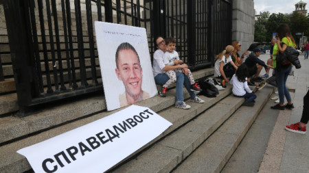 Протест предшества поредно заседание по делото за убийството на 15-годишния Георги Игнатов преди 5 години в столичната Борисова градина. Подсъдим за смъртта на момчето е Йоан Матев.