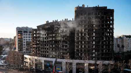 Голям пожар в многоетажна жилищна сграда във Валенсия