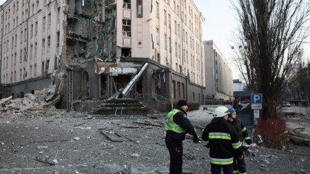 Щети по сграда в Киев след руската ракетна атака, 31 декември 2022 г.