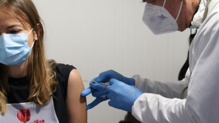 Малко над 12 хиляди души са се ваксинирали през последните