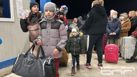 Жени и деца преминават през украинския граничен пункт „Орливка“ на път за Румъния. На мъжете не позволяват преминаване.