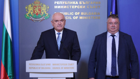Служебният премиер Димитър Главчев и служебният министър на труда и социалната политика Ивайло Иванов (вдясно) дадоха брифинг в МС -  13 май 2024 г.