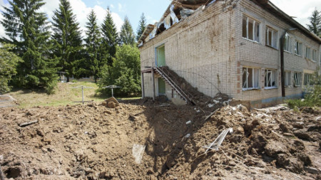 Кратер от обстрел и щети по сграда за детски лагер в село Кочеток край Харков, 17 юни 2022 г.