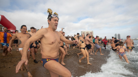 Участници в традиционното новогодишно плуване на плаж на Сан Себастиан в Барселона, Испания,1 януари 2023 г.