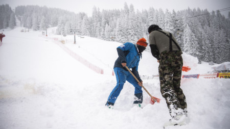 Обилният снеговалеж в Ленцерхайде доведе до отмяна на стартовете.