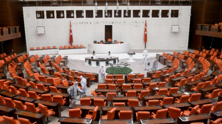 Дезинфекция в Меджлиса подготвя залата за заседание на депутатите