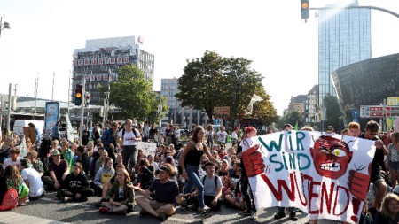 Ученици и студенти протестират в Дортмунд за спазване на климатичното споразумение от Париж.