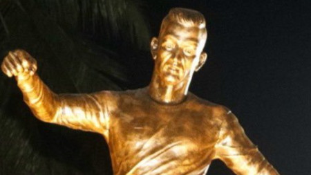Нова статуя на Кристиано Роналдо в Индия предизвика ожесточени спорове